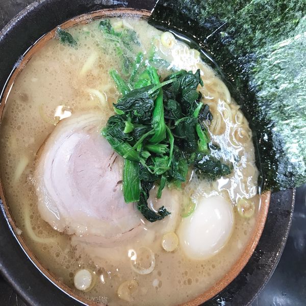 「ラーメン(六百五十円)+タマゴ(百円)」@家系ラーメン 鶴見 幸家の写真