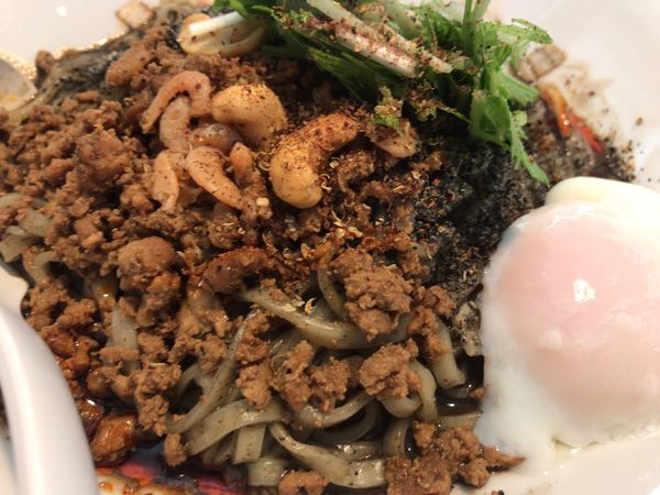 「黒ゴマ汁なし担々麺痺れあり950円+温玉ｸｰﾎﾟﾝ無料」@175°DENO～担担麺～ 福島店の写真