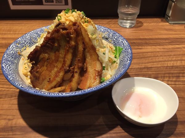 「汁なし油そば(中)ヤサイちょい増し＋豚2枚」@ラーメン燈郎の写真