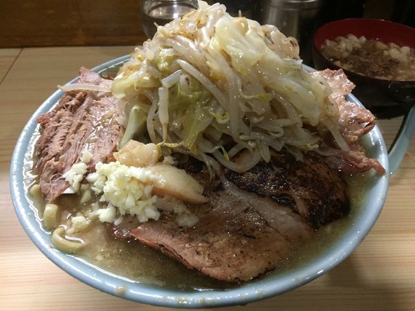 「国産ブタメン(ヤサイチョイ、ニンニク少)＋アブラ、生玉子」@ラーメン富士丸 明治通り都電梶原店の写真