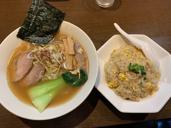 「煮干しラーメンと半チャーハンセット820円、餃子は250円」@真ごころラーメン竹の写真