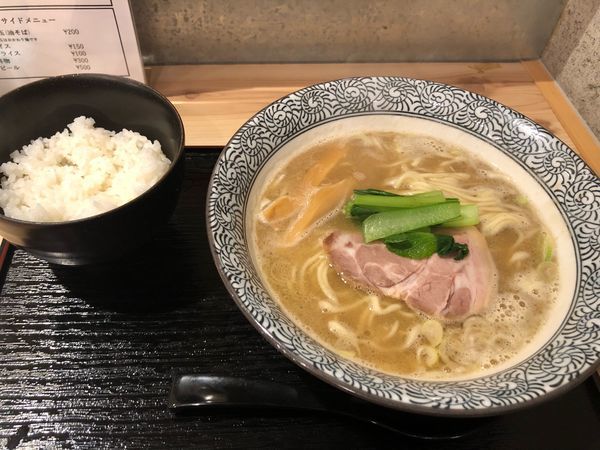 「濃厚鶏魚介ラーメン 700円 半ライス100円」@鶏らぁめん たけなかの写真