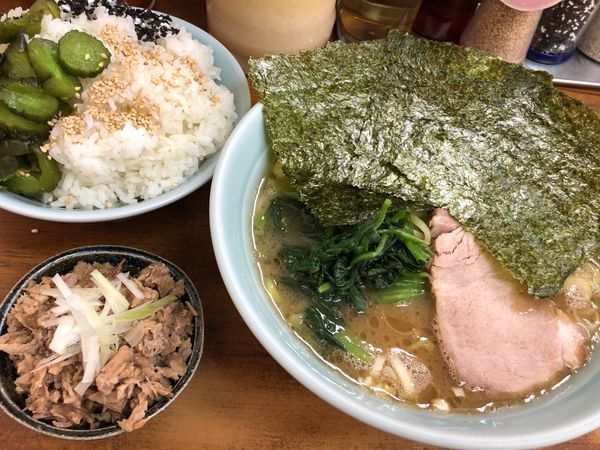 「ラーメン 650円 コマチャー150円 サービスライス大」@横浜ラーメン 武蔵家 船橋店の写真