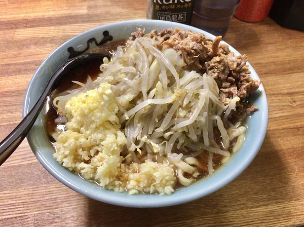 「小ラーメン麺少なめ＋ほぐし豚＋ニンニクマシマシ」@ラーメン二郎 新小金井街道店の写真