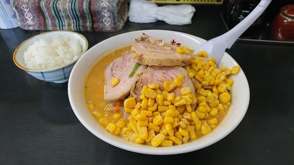 「味噌チャーシュー+コーン」@萬馬軒 諏訪店の写真