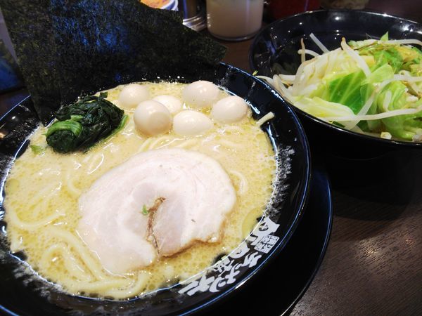 「ラーメン（醤油)＆モヤギャベ、トッピングうずらファイブ」@町田商店 入間店の写真