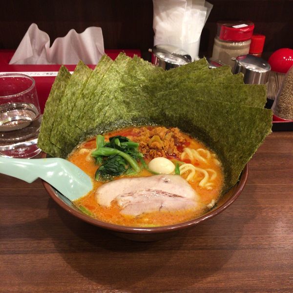 「辛豚ラーメン 旨辛鶏そぼろ 海苔」@横浜家系ラーメン 吟家 稲毛海岸店の写真