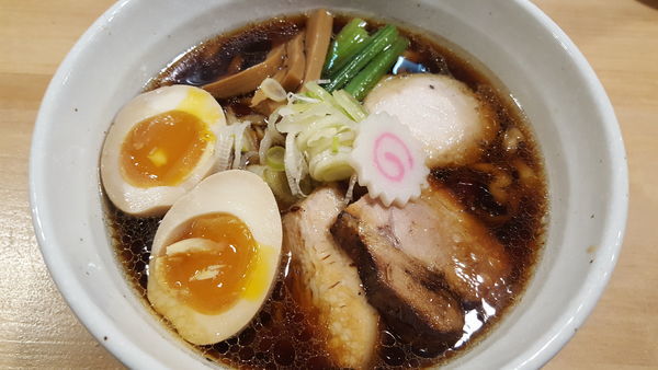 「醤油らぁめん＋味玉」@自家製手打ち麺 粋やの写真