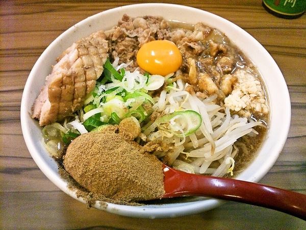「肉ぶっかけラーメン（限定）+豚1枚+魚粉」@火の豚 南越谷駅前店の写真