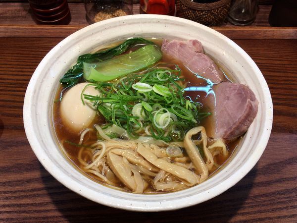 「特製燻製醤油ラーメン」@燻製麺 燻の写真