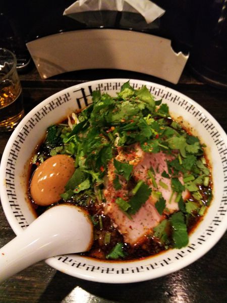 「スパイス・特製ラーメン+追加パクチー(税込1,180円)」@スパイス・ラー麺 卍力の写真