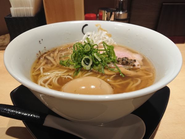 「そば(醤油)＋味玉」@SOBAHOUSE 金色不如帰 新宿御苑本店の写真