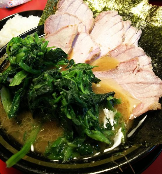 「ﾁｬｰｼｭｰ麺５枚(並)青菜+のり+豚２枚増し」@家系ラーメン 王道家の写真