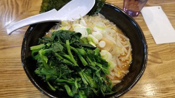 「冬季限定　豚骨味噌　並　ほうれん草トッピング」@らあめん 万咲 松本店の写真