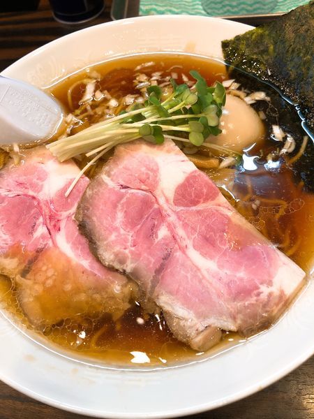 「醤油ラーメン ¥700＋味玉 ¥100」@稲荷屋の写真