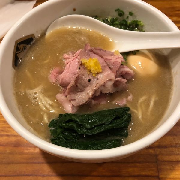 「濃厚真鯛ラーメン 味玉」@真鯛らーめん 麺魚の写真