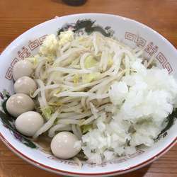 ラーメン(200g)アブラ野菜少なめニンニク+たまねぎ+うず