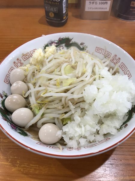 「ラーメン(200g)アブラ野菜少なめニンニク+たまねぎ+うず」@らーめん じろきんの写真