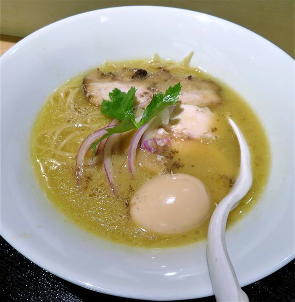 「【麺処若武者】福島濃厚鶏白湯＋味玉（1,000円）」@日本橋ふくしま館 MIDETTE ミデッテの写真