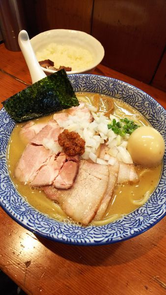 「濃厚豚骨魚介ちゃーしゅーめん（中盛り）＋大人の味玉＋ライス」@麺処 ほん田の写真