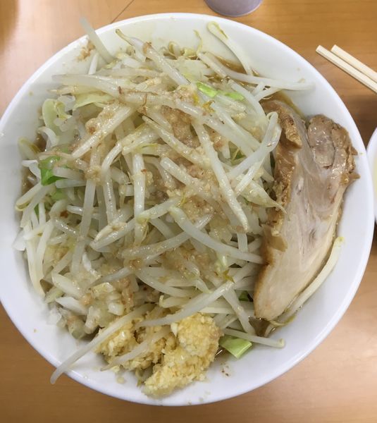 「らー麺 生玉子  ヤサイチョイマシ➕ニンニク多め➕アブラ➕タマネ」@ラーメン ○菅の写真