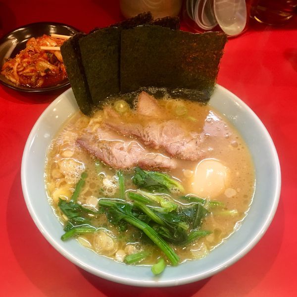 「並盛りラーメン+味玉」@横浜家系ラーメン 黄金家の写真