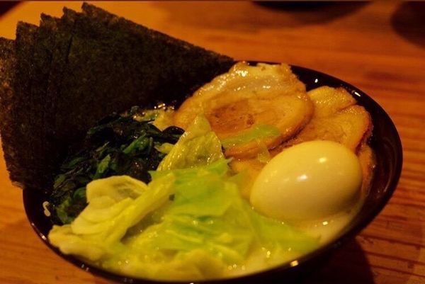 「早稲田スペシャル（大盛）」@横浜家系ラーメン 違う家の写真