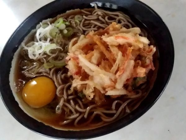 「かき揚げ天玉そば(並盛)450円」@そば・うどん 八起家 西口店の写真