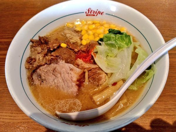 「期間限定 沖縄スパイス味噌らーめん」@ストライプ ヌードルズの写真