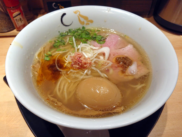 「真鯛と蛤の塩そば＋味玉」@SOBAHOUSE 金色不如帰 新宿御苑本店の写真