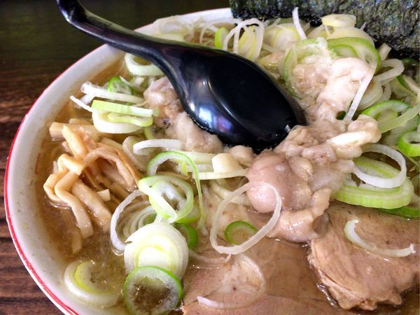 「ラーメン（小）＋ねぎ増し＋身入り」@手打ち中華そば 酒田 平間店の写真