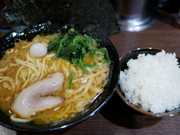 「ラーメン 並 麺硬め＋味濃いめ＋油多め＋ライス＋半ライス」@町屋商店の写真