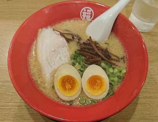 「特製ラーメン+味玉子(580円)」@豚骨ラーメン 福の軒の写真