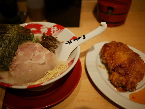 「白 博多麺 ハリガネ＋サービス トンから」@大名古屋一番軒の写真