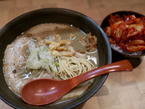 「にぼしらーめん＋サービスライス、キムチ」@にぼしらーめん88の写真