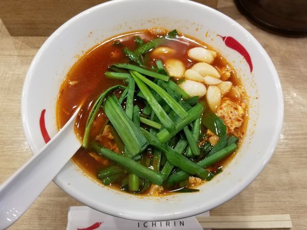 「辛麺(並盛)＋にんにく増＋ニラ増」@辛麺屋 一輪 池袋店の写真