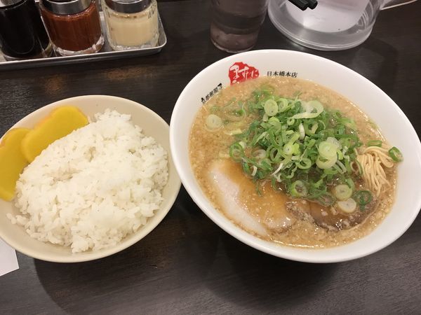 「ラーメン 並 麺30秒硬め＋脂多め＋ライス普通」@京都銀閣寺 ますたにラーメン 日本橋本店の写真