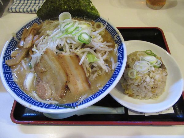 「味噌野菜ラーメン（９５０円）＋半チャーハン２８０円」@麺屋ゆうの写真