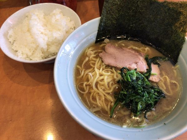 「ラーメン並(ふつう)700円+ランチライス並50円」@横浜らーめん 寿三家の写真