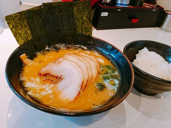 「豚骨醤油チャーシュー 濃いめ硬め 少ライス」@ゴル家 伊勢佐木モール店の写真
