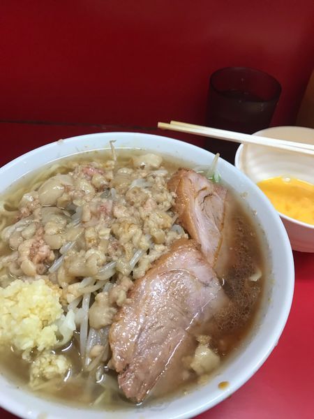 「小ラーメン   野菜少なめニンニクアブラカラメ生卵」@ラーメン二郎 上野毛店の写真