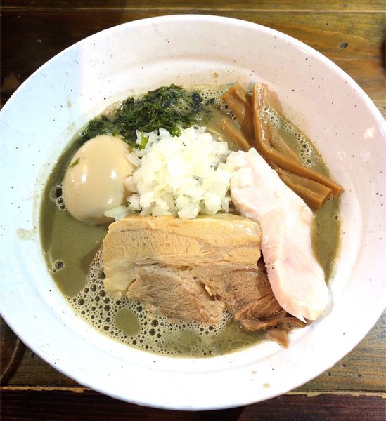 「【季節限定】濃厚煮干しラーメン(味玉.サービス鶏チャーシュー)」@ラーメン屋ジョンの写真