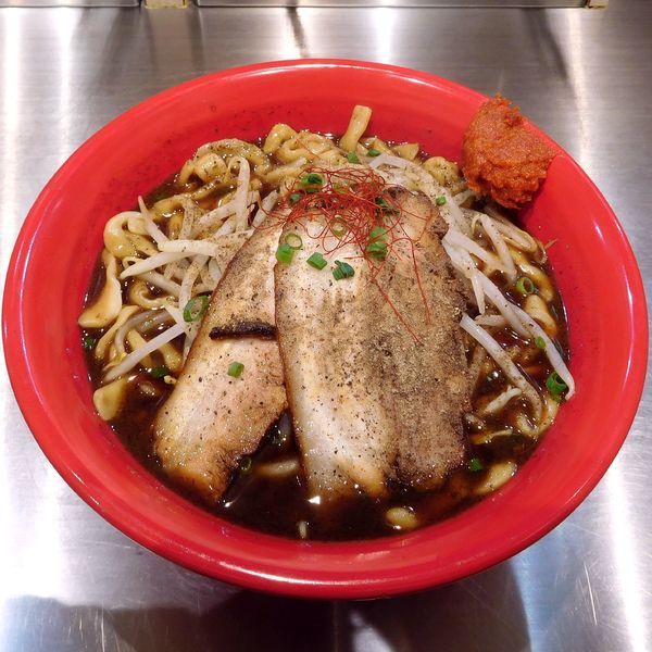 「BLACKらーめん 肉2枚･辛みそ（730円）」@麺創研 紅 BLACKの写真