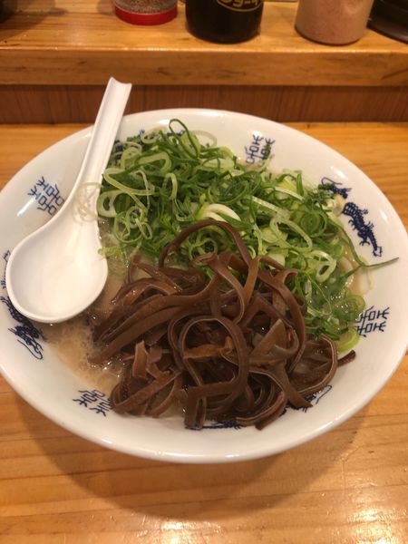「ネギラーメン800円 キクラゲ100円 替玉150円」@博多ラーメンセンターの写真