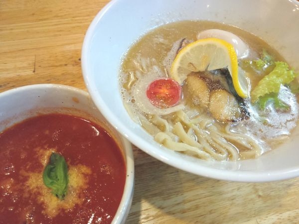 「【限定】寒サバとトマトのら～つけ￥930」@寿製麺よしかわ 坂戸店の写真