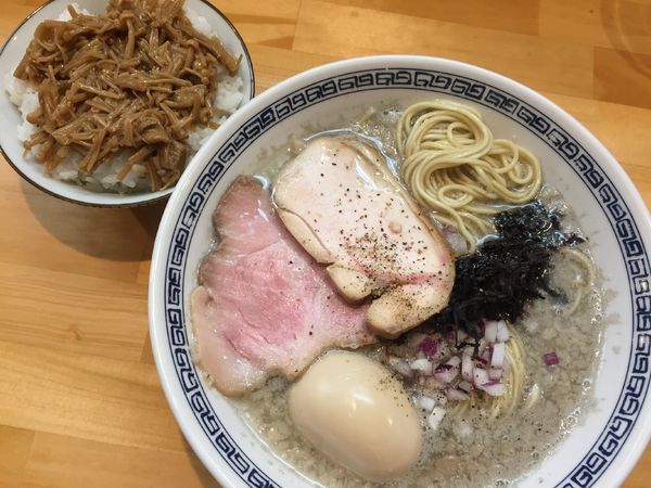 「背脂煮干そば（900円）＋今日のご飯」@麺屋 弥栄の写真