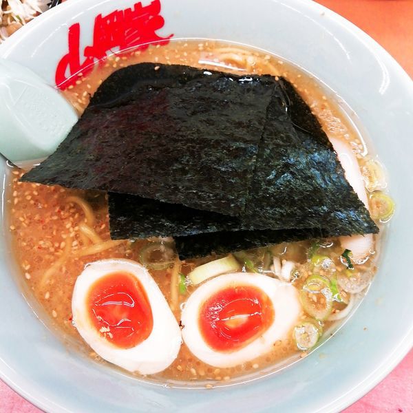 「味噌ラーメン（硬め、薄め、多め）＋味玉（クーポン）」@ラーメン山岡家 さいたま宮前店の写真