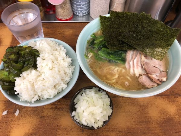 「チャーシュー麺 850円 玉ねぎ50円 ライス大 無料」@横浜ラーメン 武蔵家 船橋店の写真