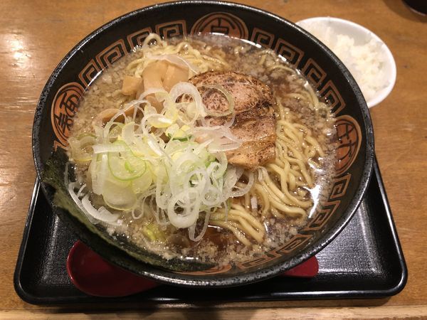 「濃厚醤油らぅ麺（特盛）＆ネギ大盛り・無料ライス」@らぅ麺 ガラ喰楽学校 大宮店の写真