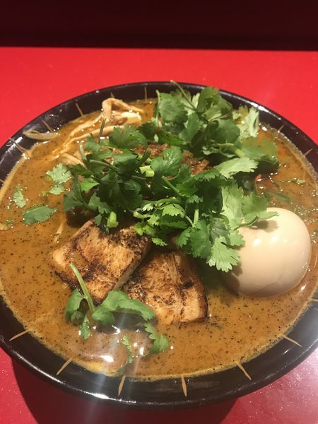 「天空味玉 辛さ2倍 パクチー  1,130円」@スパイスらぁめん釈迦 池袋店の写真